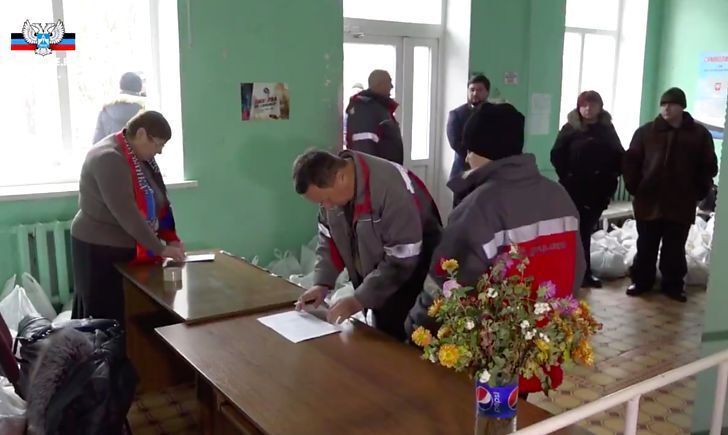 На Донкоксе зарплату выдали пакетами с продуктами На Донкоксе зарплату выдали пакетами с продуктами