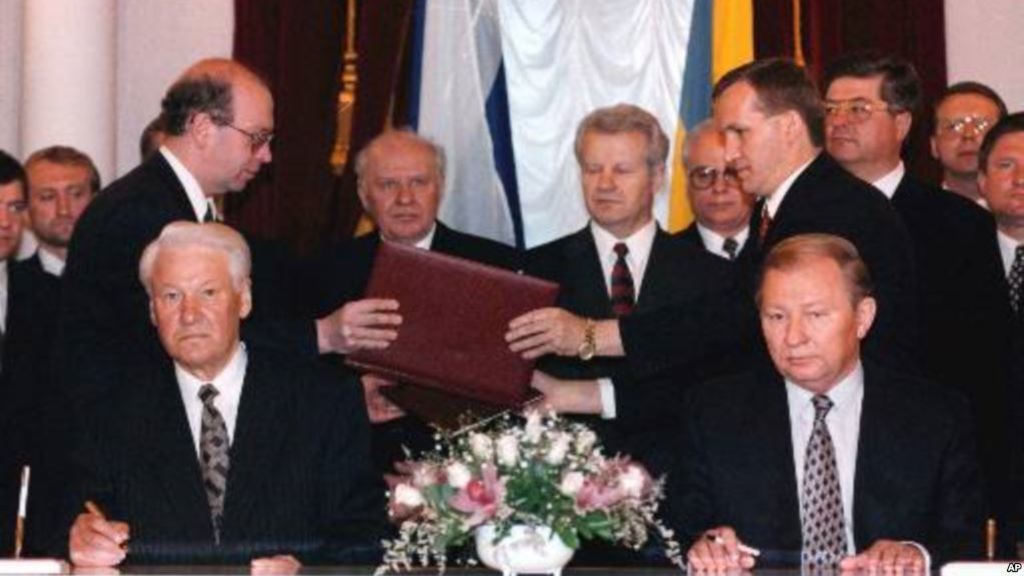 Подписание Договора о дружбе и сотрудничестве президентами России и Украины, 1997 год