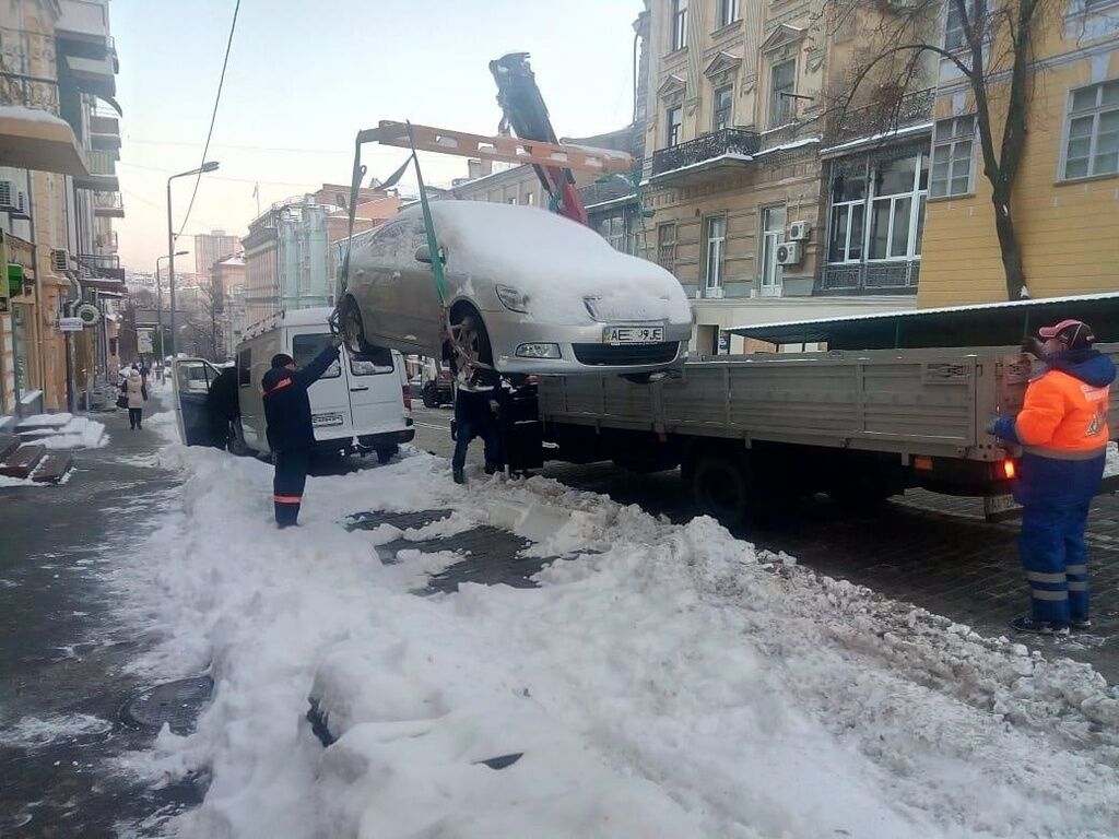 На вихідних спецтехніка цілодобово прибирала Київ від снігу