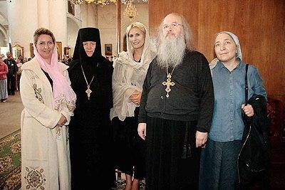 Дружина Дмитра Медведєва (крайня зліва) з ігуменя Сергія (Конкова) і з духовним наставником протоієреєм Володимиром Волгіним