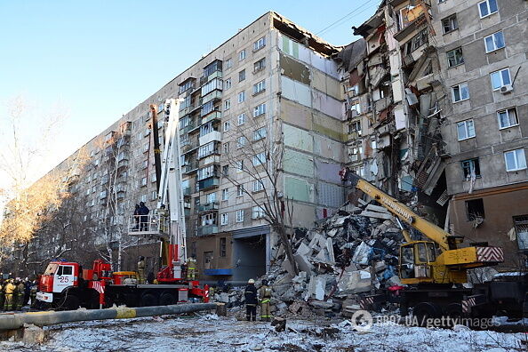 В российском Магниторске рухнул подъезд жилого дома: много жертв. Первые кадры