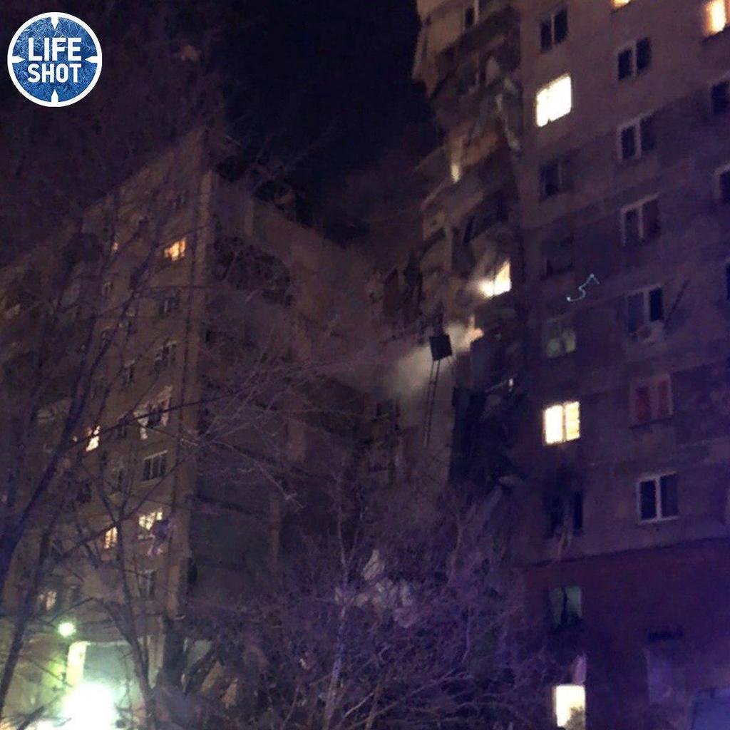 В российском Магнитогорске рухнул подъезд жилого дома: много жертв. Первые кадры
