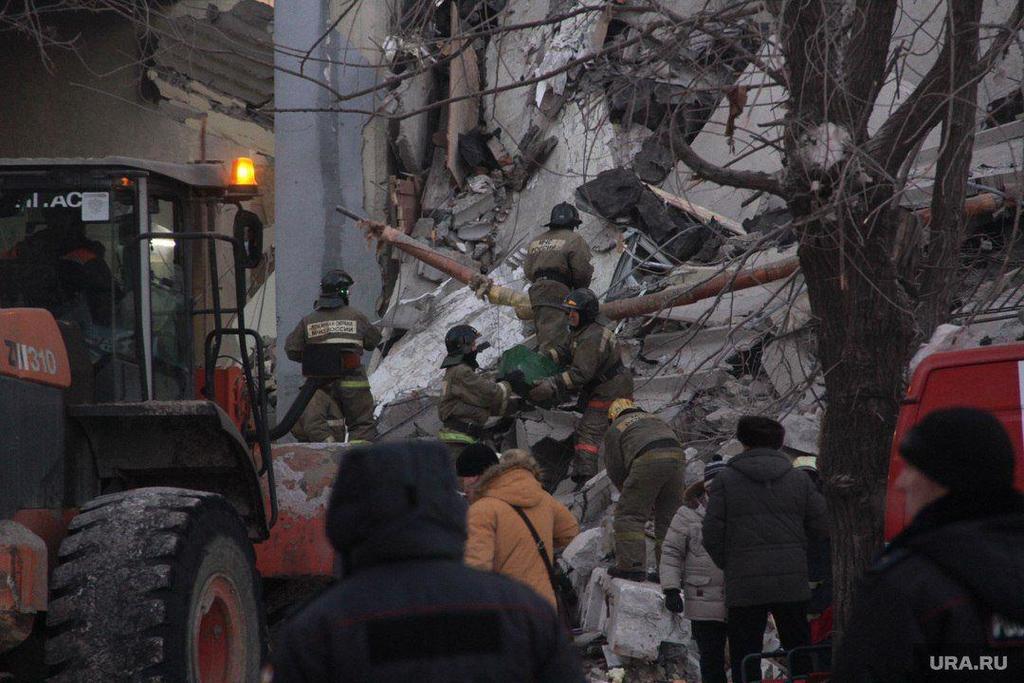 В российском Магниторске рухнул подъезд жилого дома: много жертв. Первые кадры