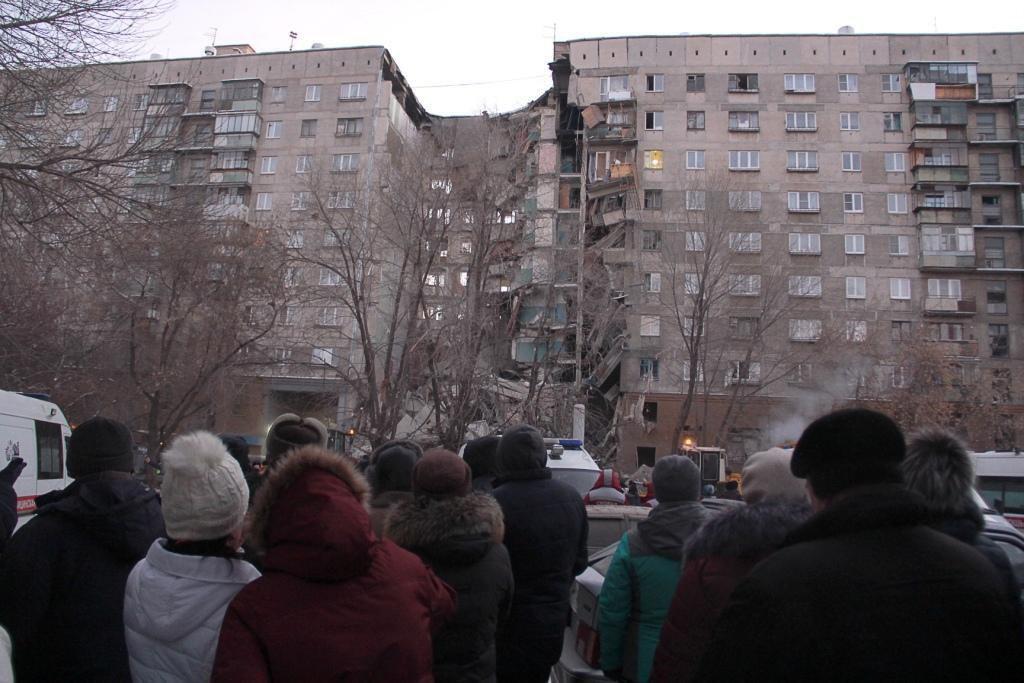 У російському Магнітогорську обвалився під'їзд житлового будинку: багато жертв. Перші кадри