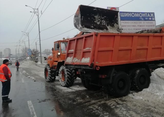 Комунальники за два дні прибрали з київських вулиць 5,5 тисяч тон снігу — КМДА