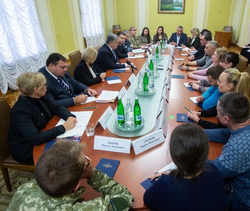 Встреча Порошенко с семьями пленных моряков