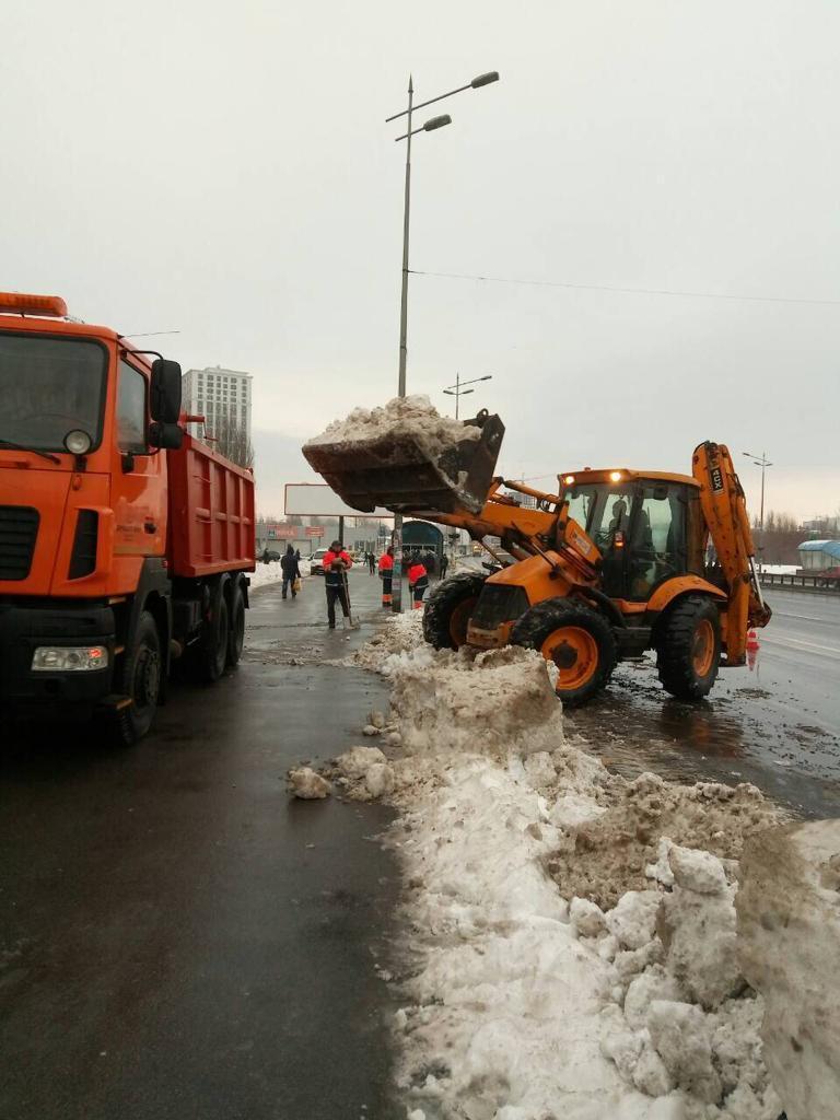 Комунальники за два дні прибрали з київських вулиць 5,5 тисяч тон снігу — КМДА