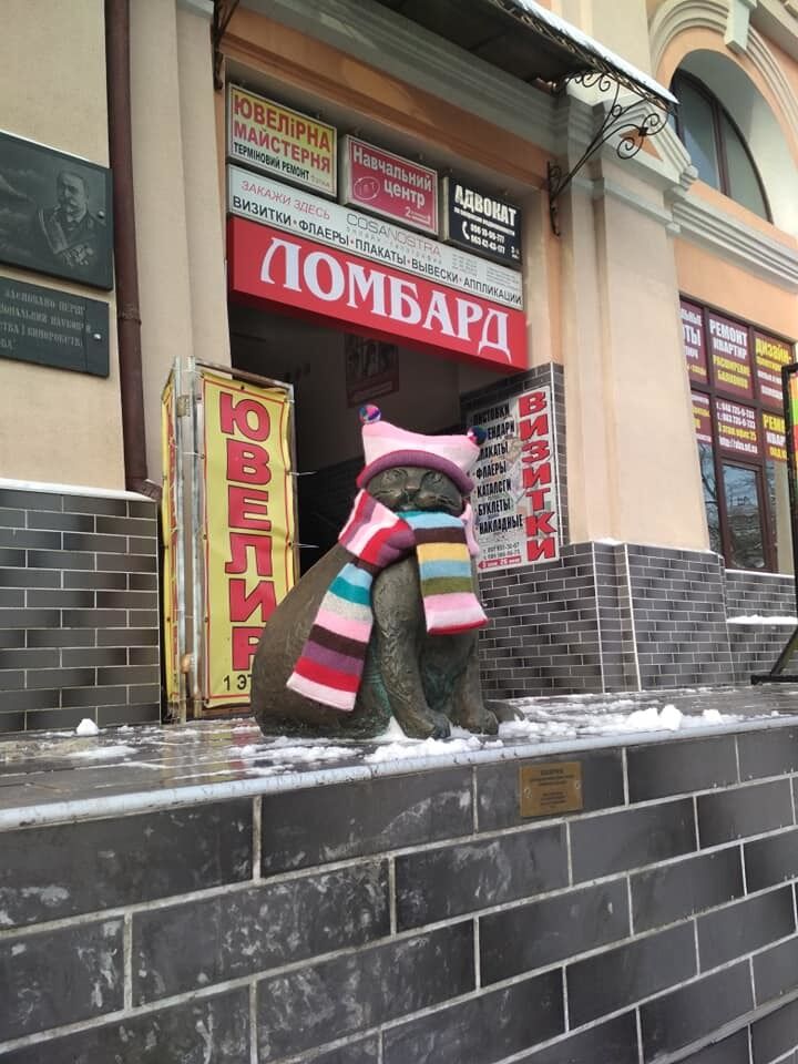 ''Очень трогательно'': в Одессе мило украсили скульптуры котов