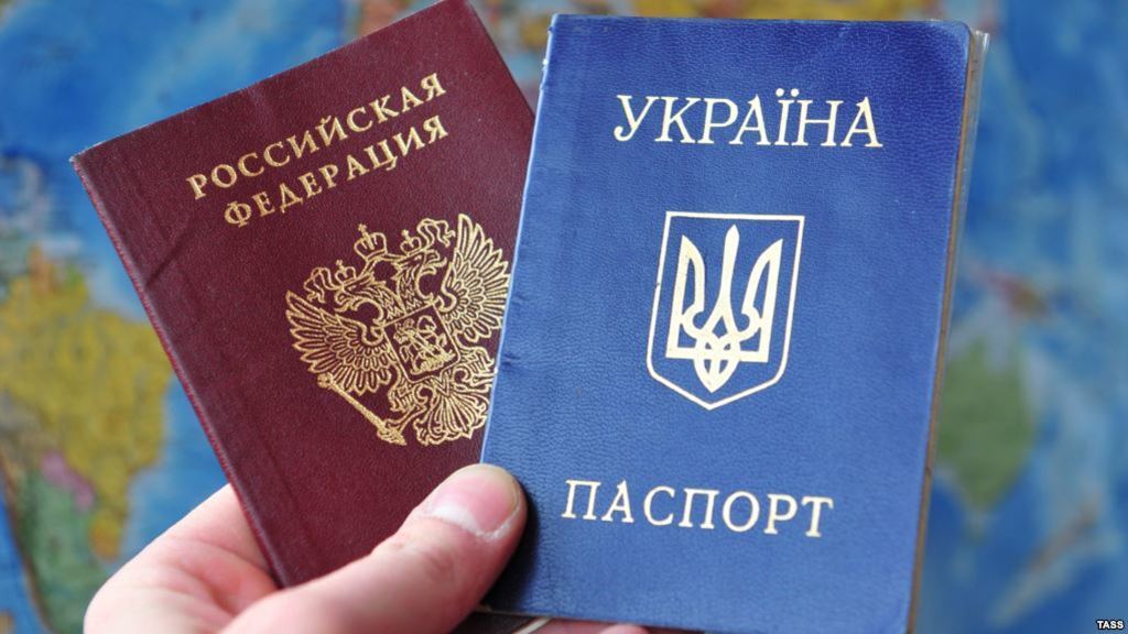 Паспорти Росії та України