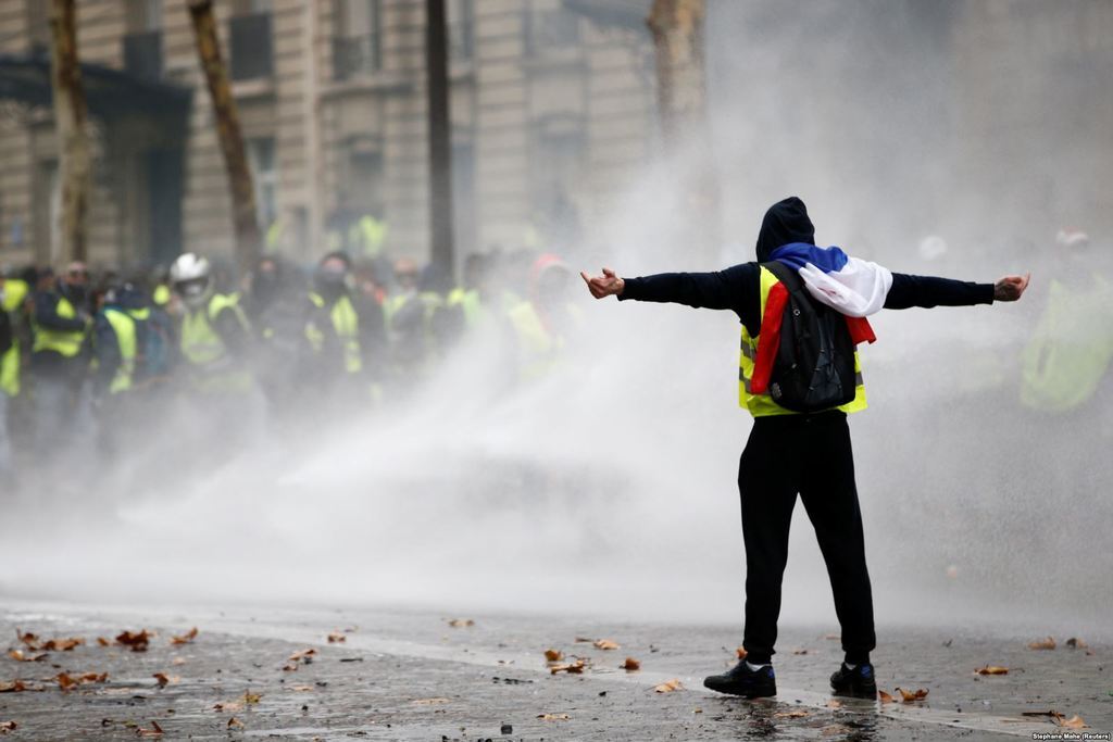''Почуяли вкус крови'': что творится во Франции 