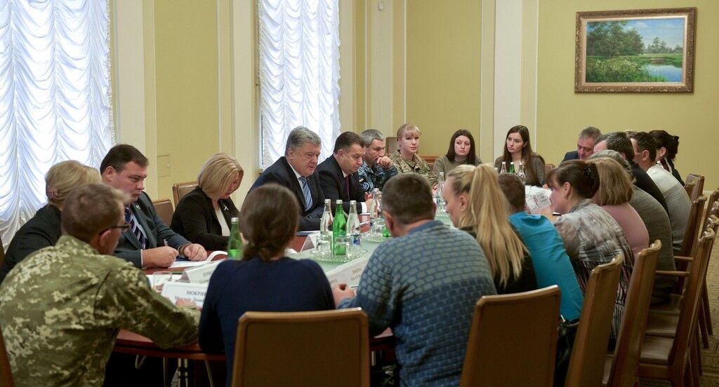 Встреча Порошенко с семьями пленных моряков