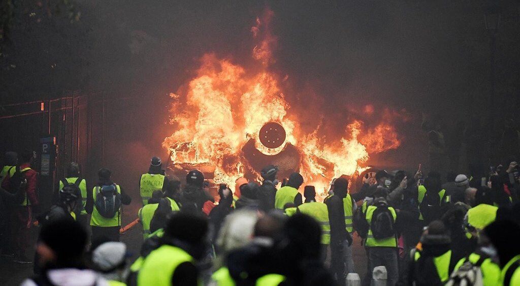 ''Желтые жилеты'' победили: премьер Франции объявил о важном решении