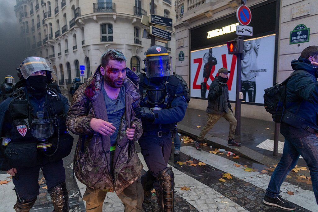 ''Почуяли вкус крови'': что творится во Франции 