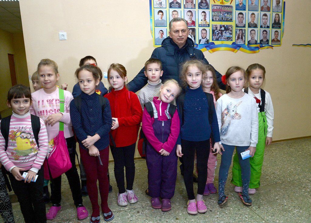Борис Колесников с детьми