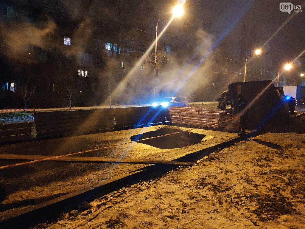 В Запорожье под фурой провалился асфальт: есть фото