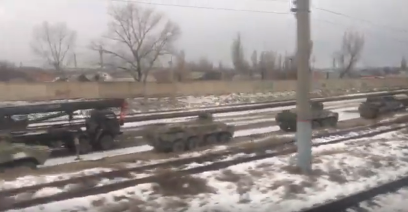 У Донбасса замечена огромная колонна поврежденной техники РФ: видеофакт