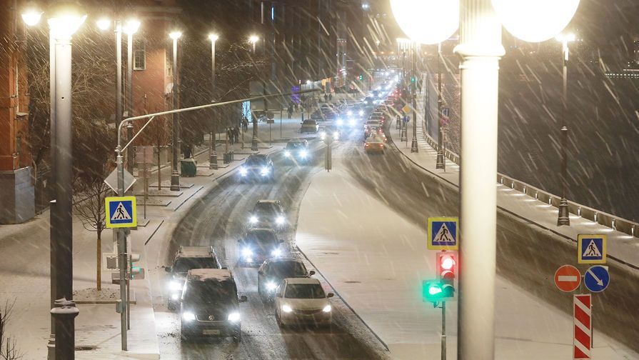 Сніговий шторм паралізував Москву: десятки рейсів скасували, на дорогах — колапс. Фото і відео негоди