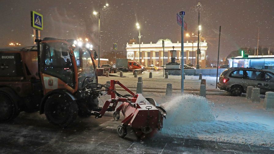 Сніговий шторм паралізував Москву: десятки рейсів скасували, на дорогах — колапс. Фото і відео негоди
