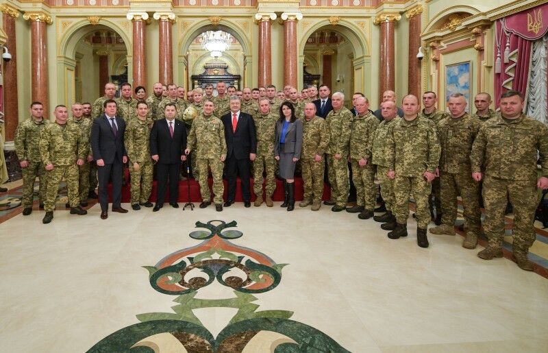 Спасали товарищей и освобождали города Донбасса: Порошенко наградил украинских героев