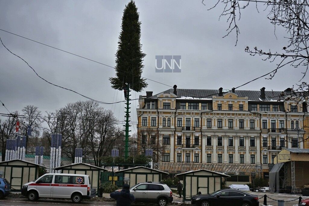 Установка елки на Софийской площади