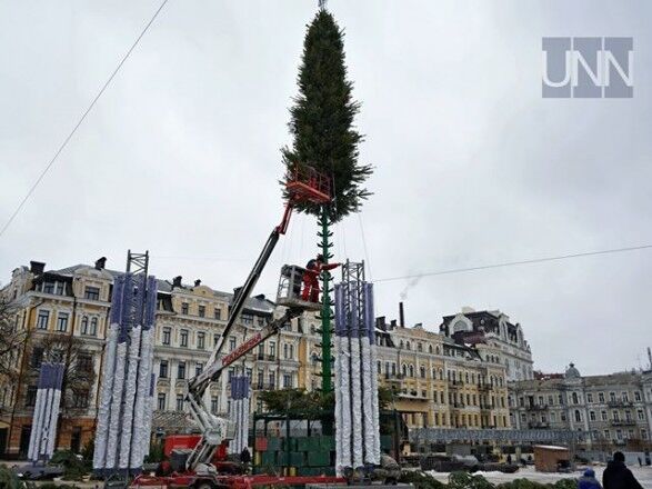 Установка елки на Софийской площади