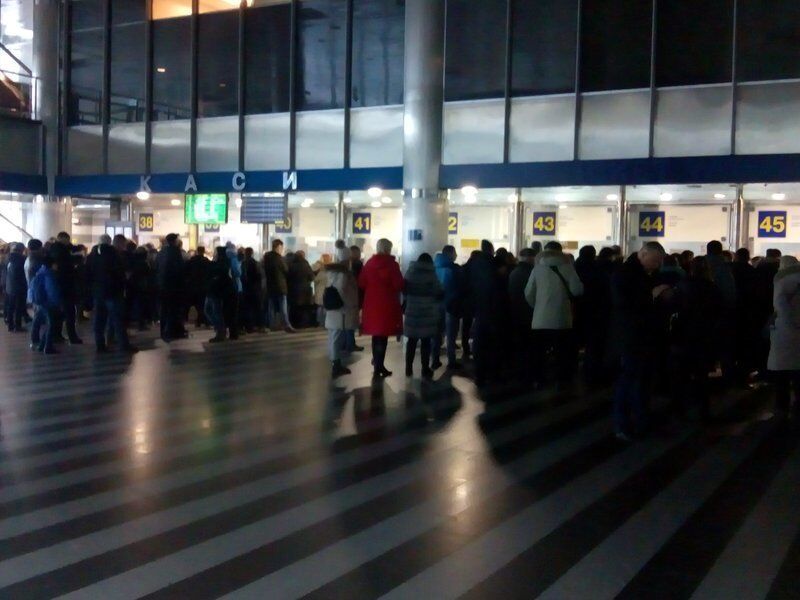 Когда нет билетов на поезд: как украинцам уехать на праздники 