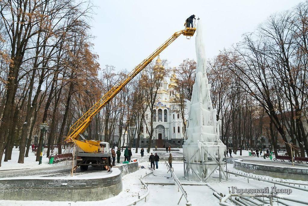 В Харькове ледяная ''елка'' засияет всеми цветами радуги