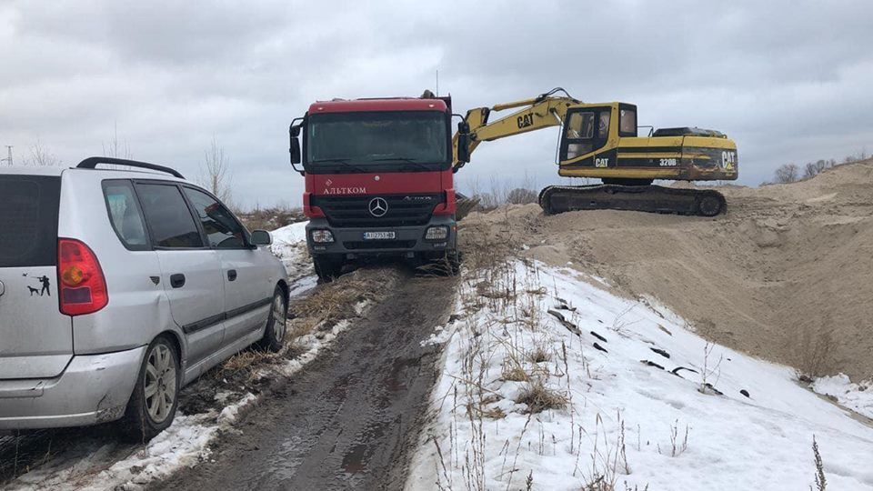 Взялися за старе: в Києві впіймали браконьєрів на видобутку піску