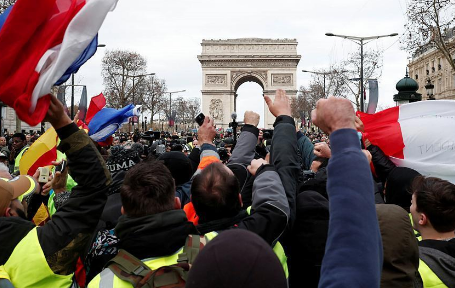 В Париже начались массовые столкновения: около 1000 задержанных. Все подробности