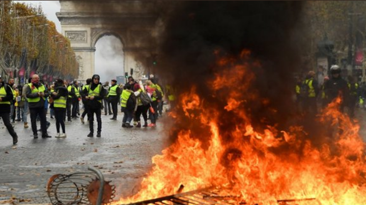 Начались столкновения: на улицы Парижа вывели бронетехнику
