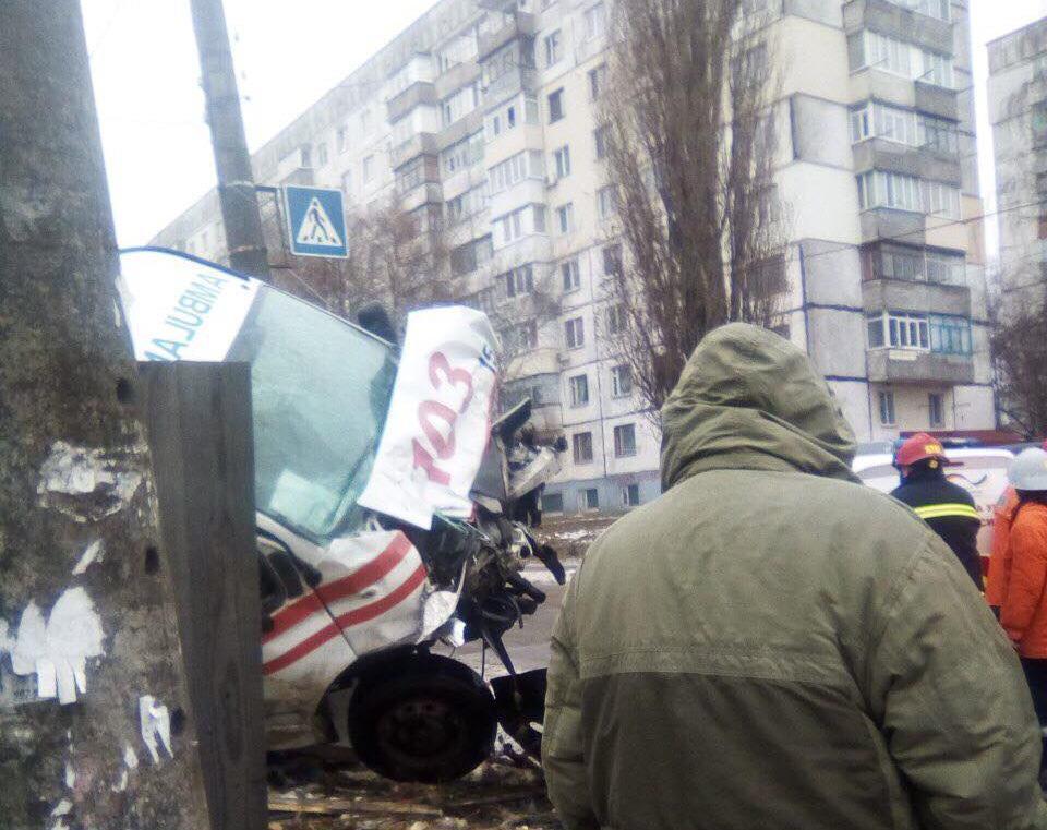 Влетіла в будинок: у Житомирі ''швидка'' потрапила в жахливу ДТП. Фото і відео з місця аварії