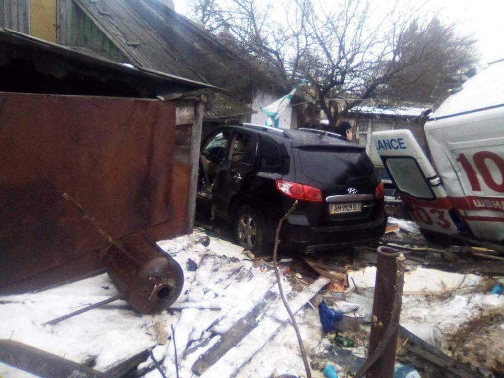 Влетела в дом: в Житомире ''скорая'' попала в жуткое ДТП. Фото и видео с места аварии