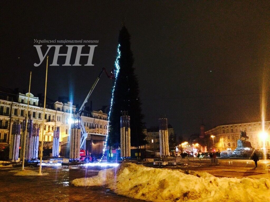 Тысячи игрушек и километры гирлянд: в Киеве начали украшать главную елку страны. Первые фото