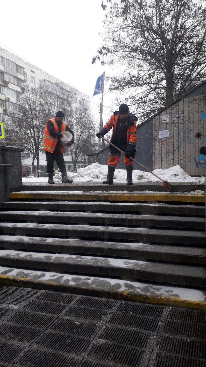 Улицы Киева обработали противогололедными материалами – КГГА