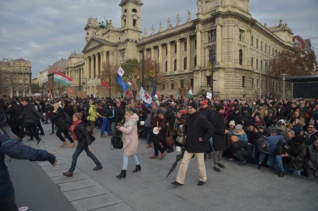В Венгрии прошли массовые протесты против ''рабского закона'': появились фото и видео