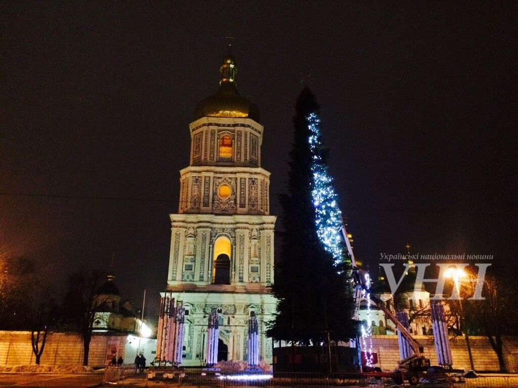 Тисячі іграшок і кілометри гірлянд: в Києві почали прикрашати головну ялинку країни. Перші фото