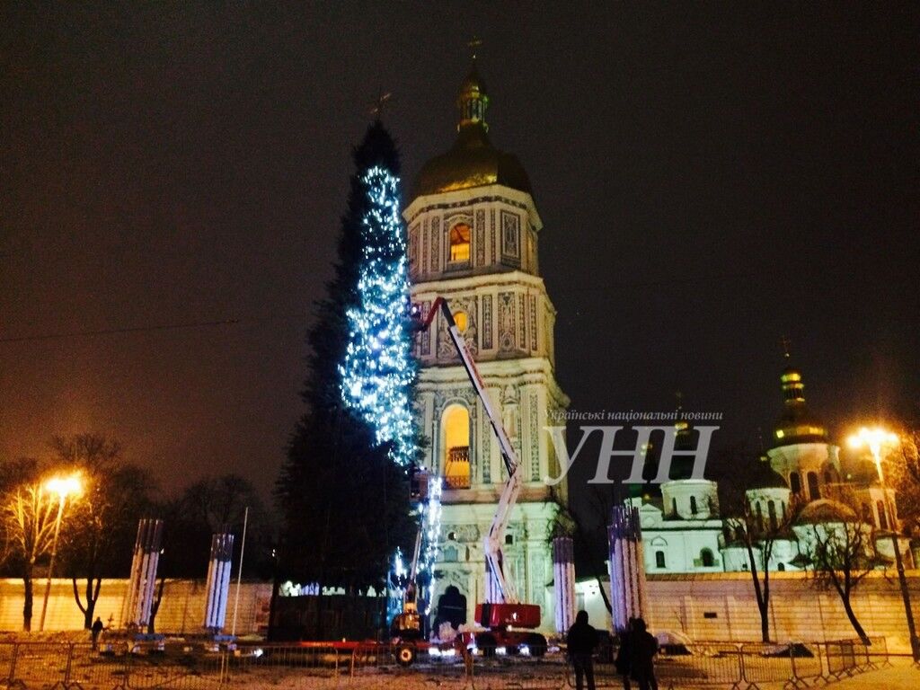 Тысячи игрушек и километры гирлянд: в Киеве начали украшать главную елку страны. Первые фото