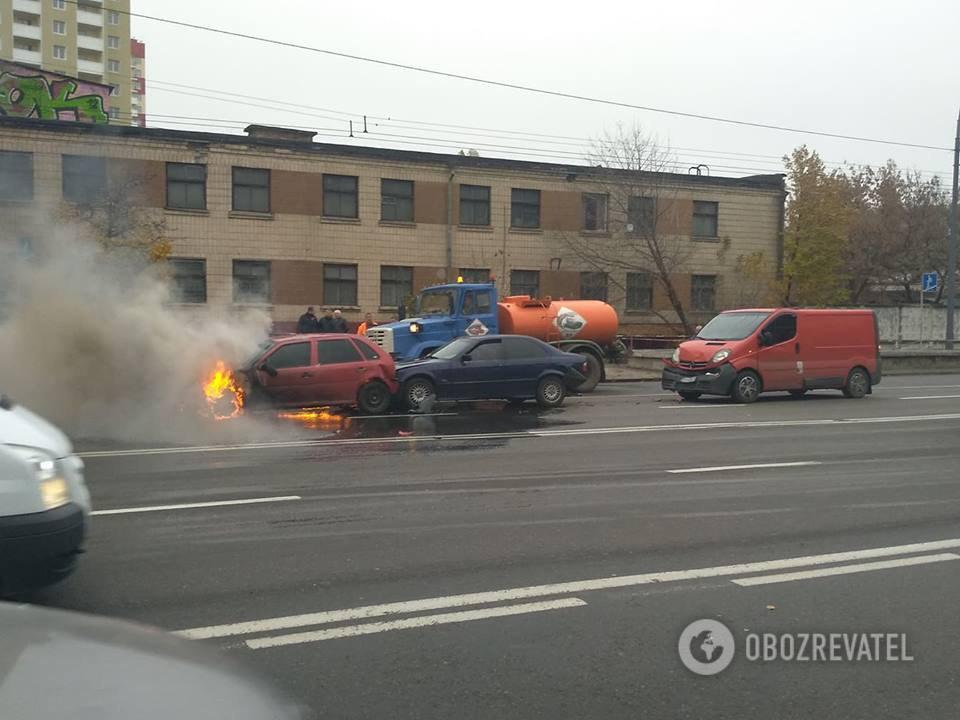 В Харькове на ходу загорелся троллейбус: фото