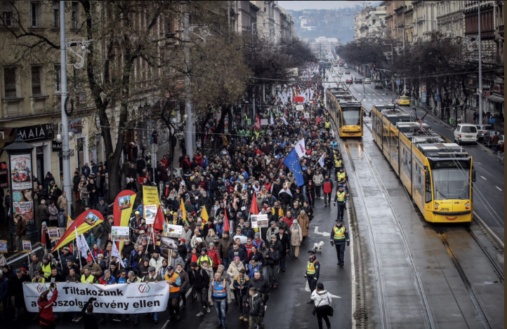 В Угорщині пройшли масові протести проти ''рабської закону'': з'явилися фото і відео