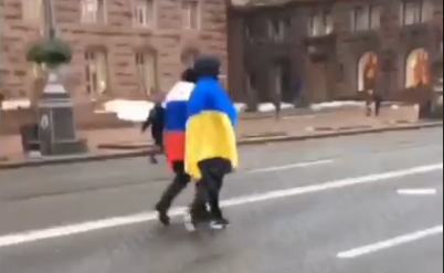 ''Обнимемся, братья'': в центре Киева устроили провокацию с российским флагом
