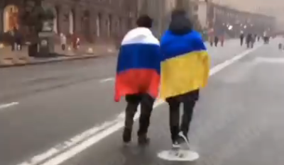 ''Обнимемся, братья'': в центре Киева устроили провокацию с российским флагом