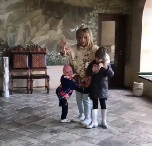 ''Здоровья Алле!'' Пугачева засветилась на новом видео с детьми