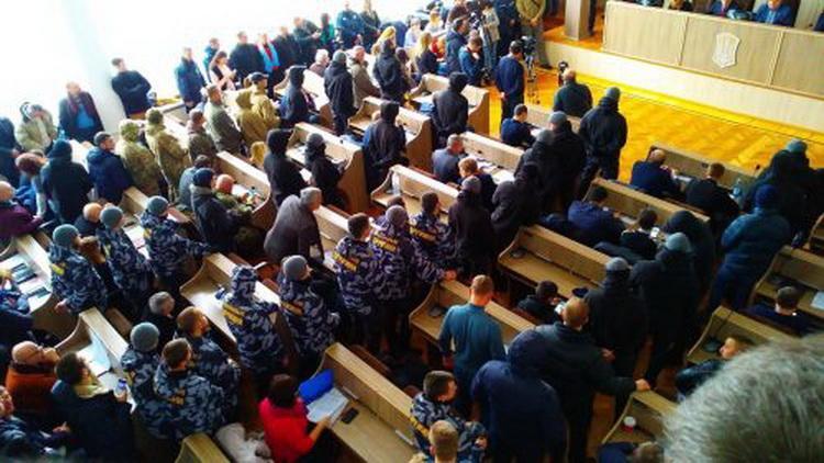 "Кривава сесія" у Черкасах: депутатів взяли в заручники і змушували голосувати