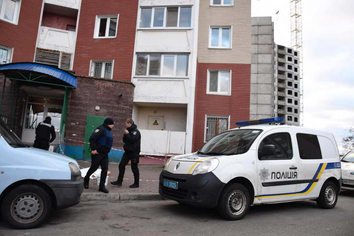 Выбросили на улицу: появились жуткие подробности "самоубийства" в Киеве