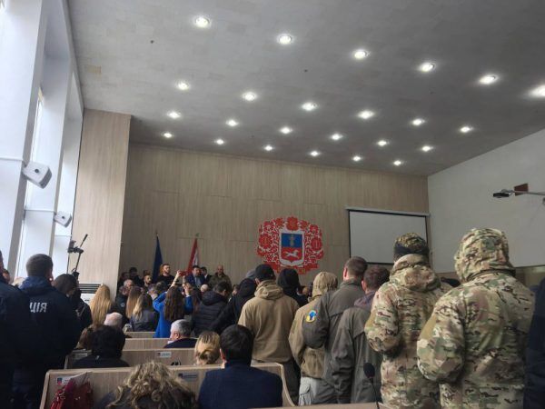 Скандальная сессия в Черкассах: депутатов взяли в заложники и заставляли голосовать