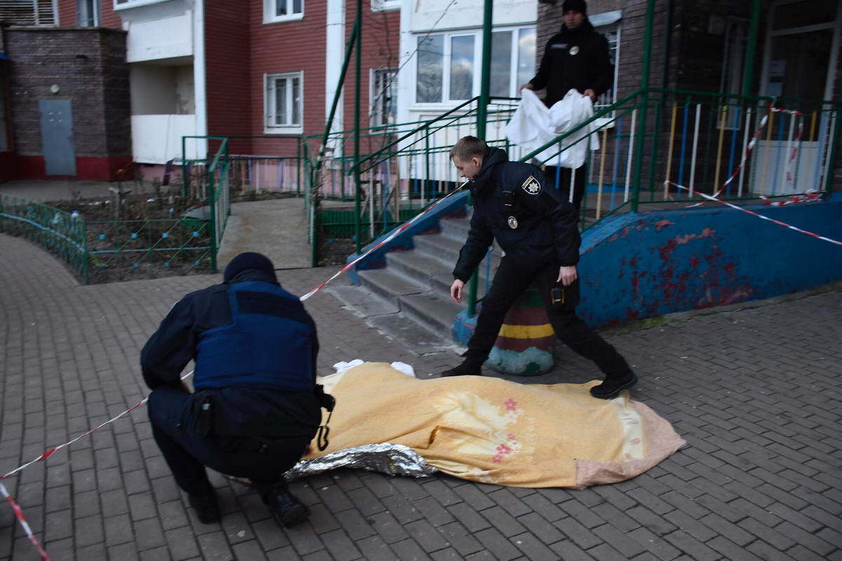 Выбросили на улицу: появились жуткие подробности "самоубийства" в Киеве