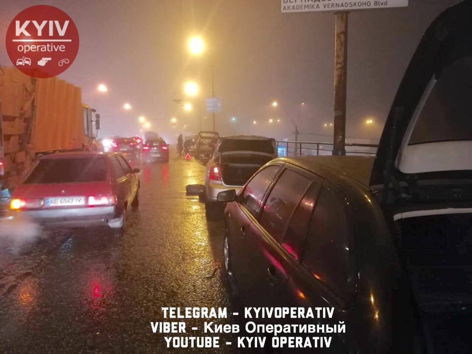 Рвет, как пластик: в Киеве на Шулявском мосту образовалась яма
