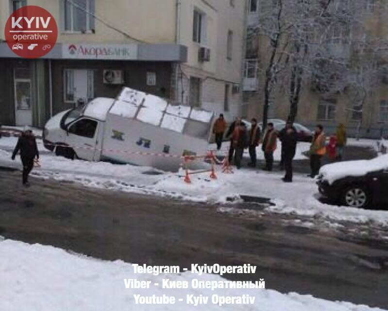 У Києві вантажівка з хлібом пішла під асфальт