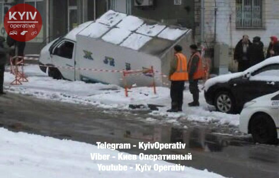 В Киеве грузовик с хлебом ушел под асфальт