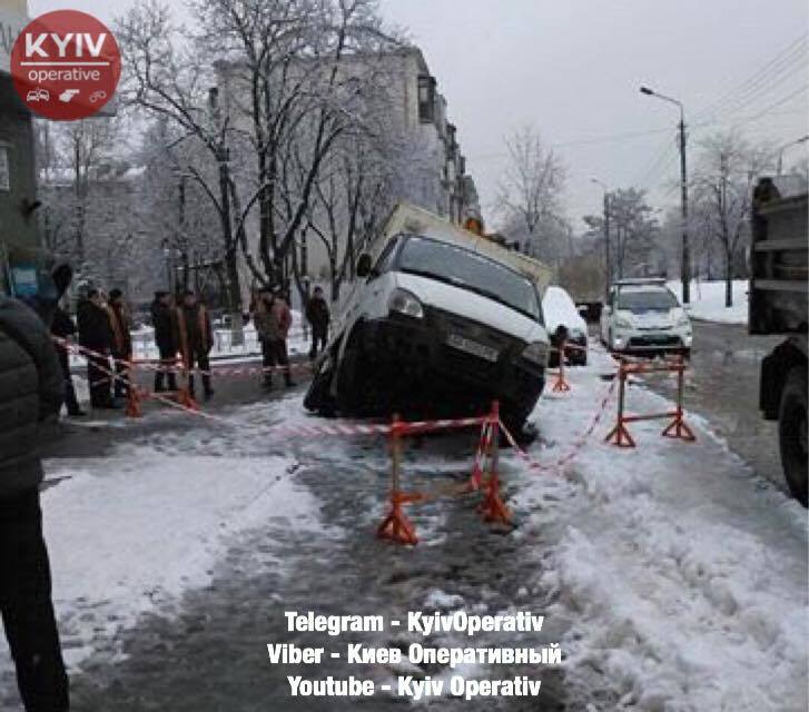 В Киеве грузовик с хлебом ушел под асфальт